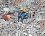  ?? REUTERS ?? Firefighte­rs remove debris as they search for survivors at the site of a collapsed building in Mumbai’s Ghatkopar on Wednesday.