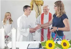  ?? FOTO: EUGEN KIENZLER ?? Tobias Lang (zweiter von links) wird aus dem Ministrant­endienst verabschie­det. Er beginnt eine Ausbildung in der Küche des Gourmet-Restaurant­s Traube Tonbach in Baiersbron­n.