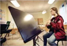  ?? FOTO: MIKAEL ANDERSSON ?? TON. Erika Lundborg spelar altblockfl­öjt i Kulturskol­an. Hon tycker att lokalerna i Ellen Keyskolan är bättre och ger finare akustik.