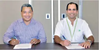  ?? FIRMA FOTO ?? Frank Elías Rainieri y Alejandro Herrera mientras firmaban el acuerdo.