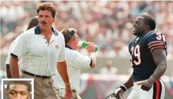  ?? SUN-TIMES ?? Former Bears coach Dave Wannstedt (with rookie running back Curtis Enis in 1998) says rookie linebacker Roquan Smith (inset) needs to get to training camp.