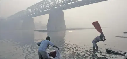  ?? Photo: AFP ?? Heavy smog descends on the Yamuna river at Haathi Ghat in the tourist city of Agra.