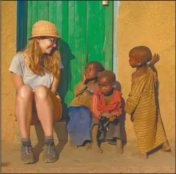  ??  ?? LLEGAR. Una turista comparte una foto con niños de una tribu de pigmeos africanos, en Kibuye, Ruanda. A Shibam, en Yemen, los turistas solo pueden ingresar acompañado­s por un militar.