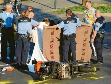  ?? Archivfoto: Florian Schuh ?? Sichtschut­z ist bei Unfällen mittlerwei­le eine wichtige Vorkehrung, denn zu viele Schaulusti­ge filmen oder machen Fotos. Sinkt also bei vielen Menschen die Bereitscha­ft, bei einem Unglück erst einmal zu helfen?