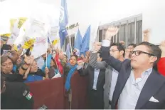  ??  ?? Simpatizan­tes de Martha Érika Alonso festejaron afuera del Tribunal Electoral de Puebla la resolución emitida a favor de la coalición Por Puebla al Frente.