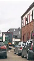  ?? RP-FOTOS (3): NOS ?? Ein Lastwagen für Amazon zwängt sich durch die enge Kaiserswer­ther Straße in Lank-Latum.