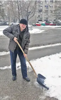  ??  ?? Darko Klasić čisti i ispred doma zdravlja u kojem radi