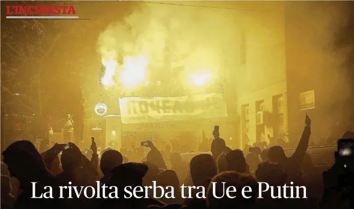  ?? LaPresse ?? “Stop alle camicie insanguita­te”Il movimento denuncia la repression­e del premier serbo. Il presidente della Commission­e europea Jean Claude Juncker contrario all’ingresso del paese nell’Unione con Klaus Werner Iohannis, presidente della Romania