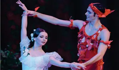  ??  ?? La prima ballerina del Bolshoi, Evgenia Obraztsova, 34 anni, con l’italiano Jacopo Tissi, 23, che dopo due anni a Mosca ritornerà alla Scala