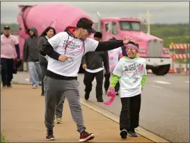  ?? NWA Democrat-Gazette/BEN GOFF • @NWABENGOFF ?? Matthew Nance ruffles Egan Harper’s, 7, hair as they get going in the noncompeti­tive 5K run.