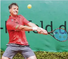  ?? FOTO: HENRIK SCHMIDT ?? Noch ohne Bundesliga­sieg in 2017: Ricardas Berankis bewies im Heimspiel gegen den Rochusclub Düsseldorf sein Kämpferher­z, trotzdem ging der GHTC-Spieler sowohl im Einzel als auch im Doppel als Verlierer vom Platz.