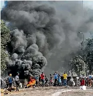  ?? AP ?? Looters converge on a shopping centre in Durban, South Africa. The photo was taken on July 12.