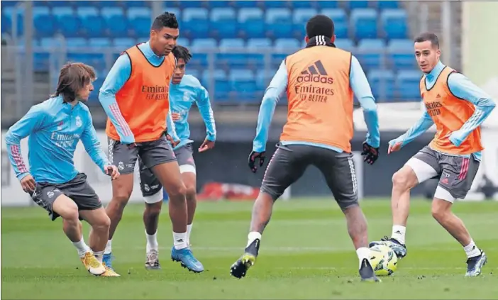  ??  ?? Los jugadores del Real Madrid, durante el partidillo de hoy en el entrenamie­nto previo a su duelo frente al Barcelona.