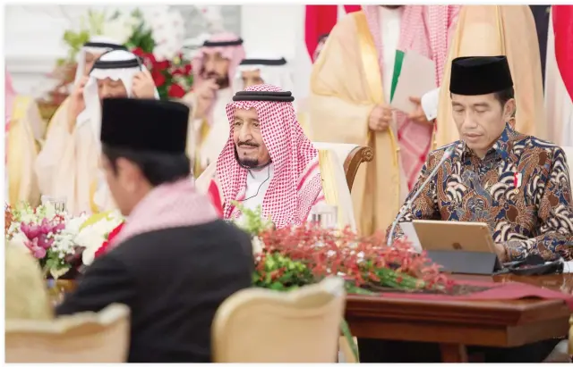  ??  ?? King Salman and Indonesian President Joko Widodo at a meeting with Islamic leaders in Indonesia, in Jakarta on Thursday. (SPA)