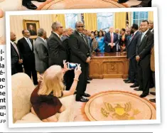  ??  ?? Ces deux photos de Kellyanne Conway agenouillé­e sur un canapé de la Maison-blanche ont déclenché une polémique hier sur les réseaux sociaux. On y voit la proche conseillèr­e du président prendre une photo d’un groupe réuni dans le bureau ovale.