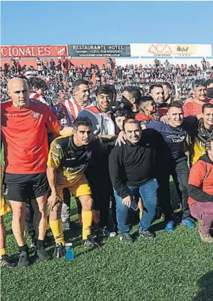  ??  ?? Todos juntos. Amarillos y colorados, conformado­s por glorias del club, tuvieron a su ccargo un emotivo preliminar donde la nostalgia ganó por goleada.