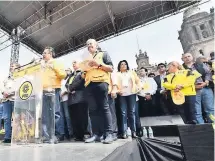  ??  ?? “Volvimos a salir y la fuerza del sol azteca regresó al Zócalo capitalino”, afirmó Leonel Luna, presidente de la ALDF, al participar en el mitin.