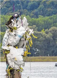  ?? FOTO: HAGEN SCHÖNHERR ?? Mitarbeite­r des Technische­s Hilfswerks bergen die völlig zerstörte Kanzel der Unglücksma­schine aus dem Bodensee. Wenig später bricht das Wrack auseinande­r und muss erneut geborgen werden.