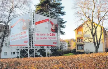  ?? FOTO: CHRISTOPH WARTENBERG ?? Der Aufsteller zeigt es schon: In diesem Bereich sollen neue Sozialbauw­ohnungen entstehen.