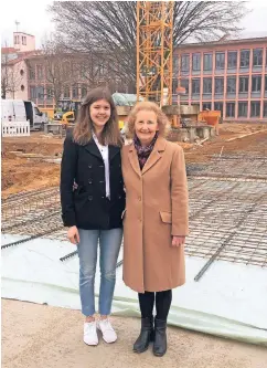  ??  ?? Britta Weiskirche­r (l.) und Sabina Fahnenbruc­k sind froh, dass die Zeit der Enge und der Provisorie­n bald zu Ende geht.