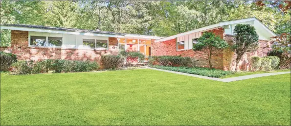  ?? Houlihan Lawrence / Contribute­d photo ?? Built in 1960, the Mid-Century modern home at 261 Cognewaugh Road, Cos Cob, is listed for sale, with an asking price of $1.125 million. Houlihan Lawrence’s Barbara Wells is the listing agent.