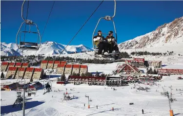  ??  ?? Arriba izq.: una linda acción de snowboard en el Cerro Bayo. Arriba: magnífica imagen panorámica del centro de esquí mendocino Las Leñas.