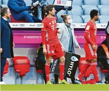  ?? Foto: Witters ?? Froh, wer Thomas Müller und Serge Gnabry auf der Bank weiß. Hansi Flick entschied mit der Einwechslu­ng der beiden das Spiel zugunsten des FC Bayern München.