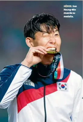  ??  ?? HÉROE. Son Heung-Min muerde su medalla.