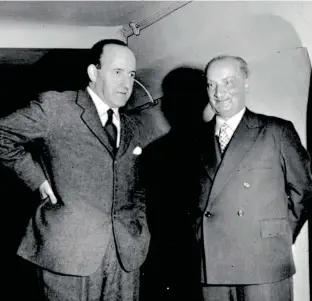  ??  ?? Il filosofo tedesco Martin Heidegger (a destra) ritratto con l’artista italiano Giacomo Manzù nel 1960