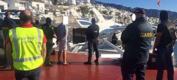  ??  ?? INTERNATIO­NAL RAID: A yacht is searched on the Costa del Sol last week in a joint operation between Spanish police and garda where one Irishman was arrested in relation to the murder of Gary Hutch last September