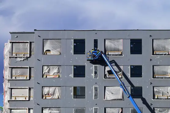  ?? Hyoung Chang, Denver Post file ?? AMLI Broadway Park Apartments in Denver were under constructi­on in February.