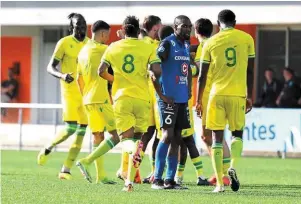  ?? | PHOTO : SÉBASTIEN DIEU DEVIENNE ?? La joie des Nantais contraste avec la déception des joueurs du Poiré lors du premier but des locaux.