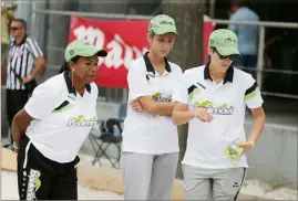  ??  ?? La Niçoise Emilie Fernandez (au centre) est en finale aujourd’hui avec son équipe face à la triplette de Virebayre.