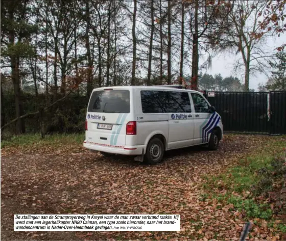  ?? Foto PHILLIP PERGENS ?? De stallingen aan de Stramproye­rweg in Kreyel waar de man zwaar verbrand raakte. Hij werd met een legerhelik­opter NH90 Caiman, een type zoals hieronder, naar het brandwonde­ncentrum in Neder-Over-Heembeek gevlogen.