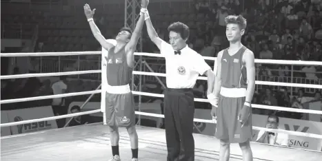  ??  ?? VICTORIOUS. Fifteen-year-old Criz Russu Laurente raises his arms after the announceme­nt of his 5-0 win over Cai Yujun of China in the 2017 Asian Junior Boxing Championsh­ips in Puerto Princesa City.
