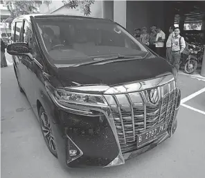  ?? GUSLAN GUMILANG/JAWA POS ?? REWARD MEMBER: Salah satu mobil Toyota Alphard yang disita Polda Jatim dari keluarga Ari Sigit.