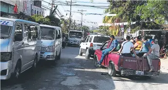  ??  ?? USUARIOS. Algunos vecinos del sector viajaron en pailas y otros caminaron hasta el bulevar en busca de transporte urbano.