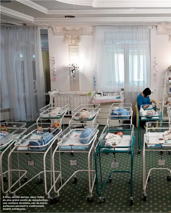  ??  ?? À Kiev, en mai dernier, dans l’hôtel du plus grand centre de reproducti­on, une centaine de bébés, nés de mères porteuses pendant le confinemen­t, étaient entreposés.