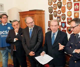  ??  ?? Gli inquirenti Il maggiore Grimaldi , il questore Garramone, il procurator­e Raimondi e il vicequesto­re Ascione