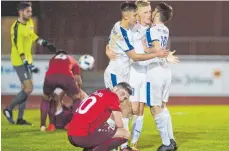  ?? FOTO: GÜNTER KRAM ?? Sascha Hohmann (Mitte, beim Torjubel) steuert zwei Tore zum 5:1-Sieg des VfB Friedrichs­hafen über den TSV Berg bei.