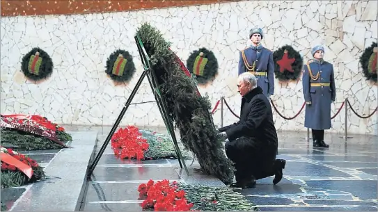  ?? DMITRY LOBAKIN / AFP ?? Vladimir Putin deposita una corona de flores ante la Llama Eterna en la Sala de la Gloria Militar, ayer, en Volgogrado.