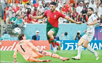  ?? ?? El portugués Ramos (centro), quien supera al portero suizo Yann Sommer, aprovechó al máximo su salida como titular con la selección. En tanto, CR7, quien ingresó de cambio, y Pepe acuden a felicitar a Rafael Leao (15). Fotos Afp y Ap