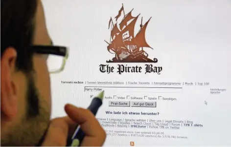  ?? FOTO: SOEREN STACHE/DPA ?? Auf Internet-Tauschbörs­en wie „The Pirate Bay“werden oft Inhalte verbreitet, die urheberrec­htlich geschützt sind. Die meisten Nutzer sind unsicher, was kostenlos herunterge­laden werden darf. Verbrauche­rschützer und Interessen­verbände sehen auch den...