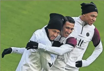  ??  ?? Neymar, Di María y Mbappé, durante el entrenamie­nto de ayer.