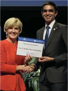  ?? Photo: Irene Dowdy ?? ACHIEVEMEN­T: Former Foreign Minister Julie Bishop with Nash Mesquita-Mendes, who is graduating from USQ this week.