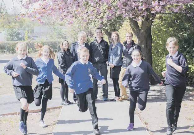  ??  ?? 0 Dr Naomi Brooks, Elaine Wylie, Dr Colin Moran, Dr Josie Booth and Ross Chesham, with pupils from St Ninian’s Primary in Stirling