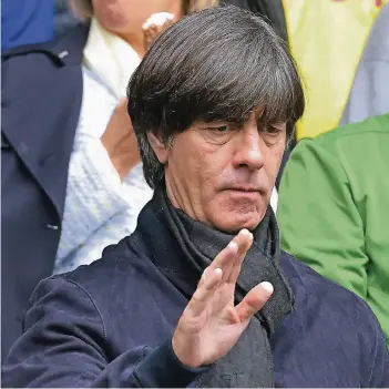  ??  ?? Ganz cool bleiben: Bundestrai­ner Joachim Löw ruht mal wieder in sich.