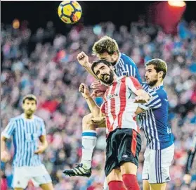  ?? FOTO: EFE ?? Raúl García disputa el balón con Illarramen­di e Iñigo Martínez, ayer en San Mamés