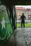  ?? ?? Venkovská atmosféra Pro příznivce Bohemians Praha 1905 má stadion neopakovat­elnou poetiku, v porovnání s jinými sportovním­i stánky prvoligový­ch klubů však připomíná spíše hřiště pro okresní přebor.