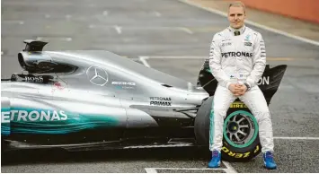  ?? Foto: dpa ?? Finne vor Finne: Der Finne Valtteri Bottas, Nachfolger des zurückgetr­etenen Nico Rosberg, mit der schmäler gewordenen Heck finne seines neuen Dienstwage­ns im Rücken.